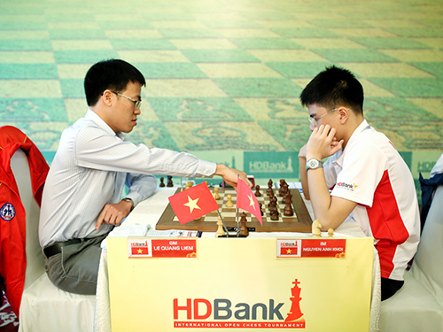 Lê Quang Liêm (trái) trong trận thắng Anh Khôi
