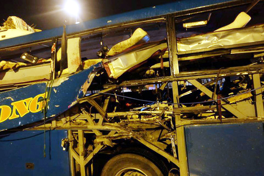 
Sức công phá mạnh của vụ nổ xé toạc một phần thân xe khách - Ảnh: Otofun
