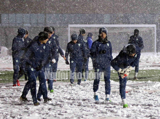 U23 Uzbekistan cực khoẻ, tập bất chấp mưa tuyết - Ảnh 1.