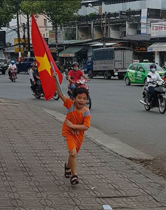 Người dân Tây Đô kéo ra bờ kè sông Hậu cổ vũ U23 Việt Nam - Ảnh 11.