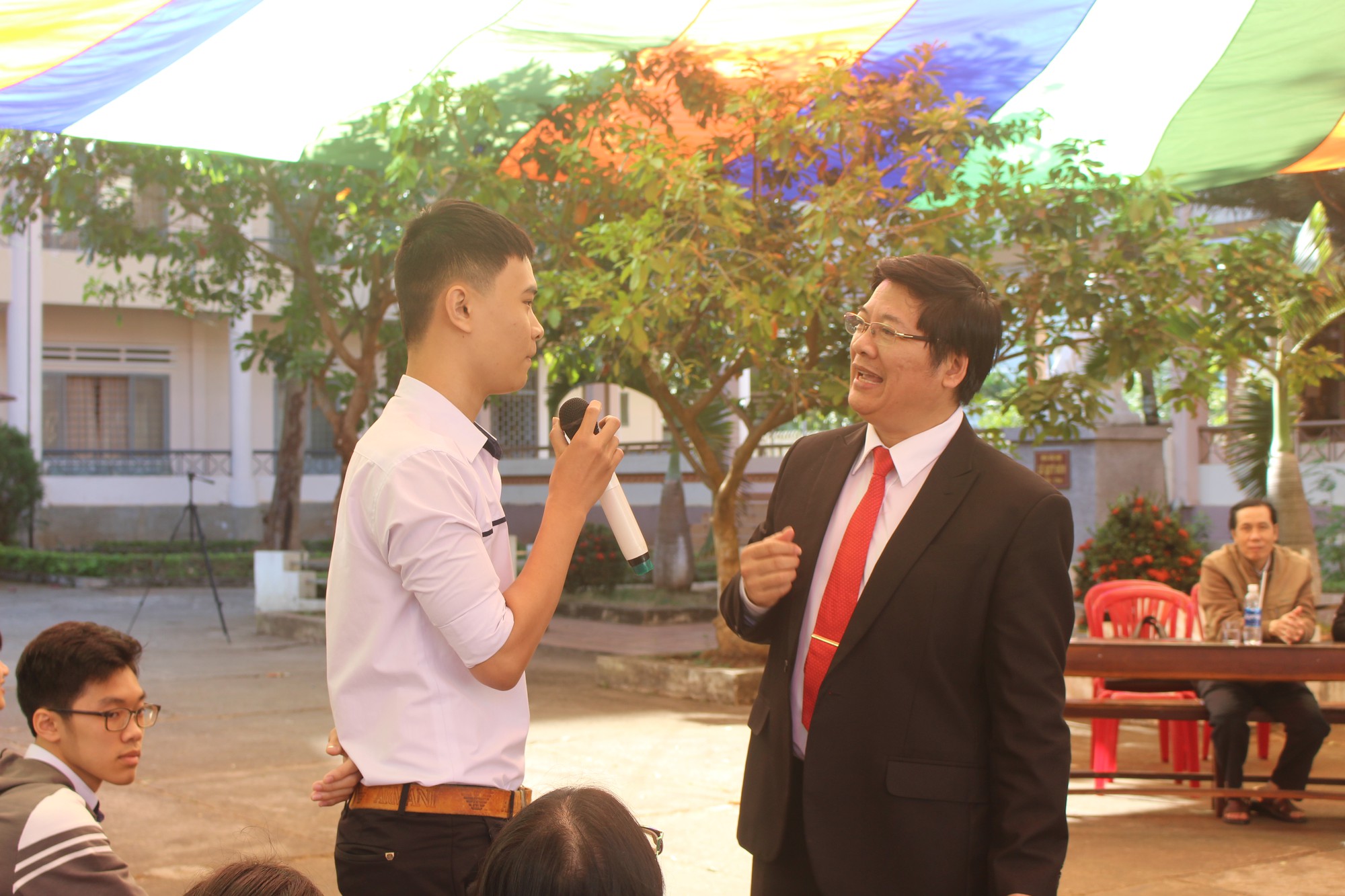 Thầy trò khích lệ U23 VN hâm nóng chương trình tư vấn tuyển sinh - Ảnh 1. Thầy trò động viên U23 VN gia nhiệt chương trình tư vấn tuyển sinh - Ảnh 1.