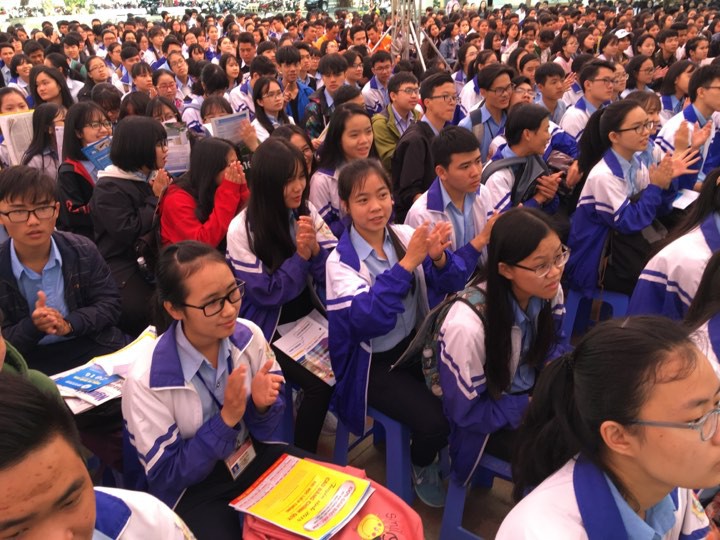 Đưa trường học đến sĩ tử 2018 tại Gia Lai: Ngành CNTT dễ bị đào thải? - Ảnh 8. Đưa địa chỉ đào tạo đến thí sinh 2018 ở Gia Lai: Ngành CNTT dễ bị đào thải? - Ảnh 8.