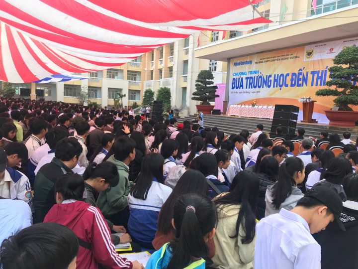 Đưa địa chỉ đào tạo đến sĩ tử 2018 tại Gia Lai: Ngành CNTT dễ bị đào thải? - Ảnh 3. Đưa địa chỉ đào tạo đến sĩ tử 2018 tại Gia Lai: Ngành CNTT dễ bị đào thải? - Ảnh 3.