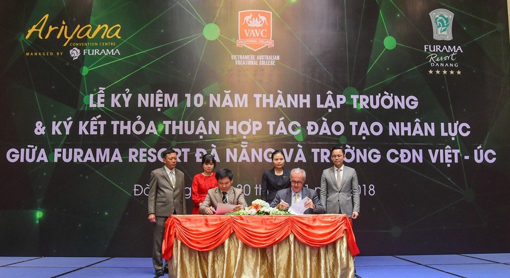 Trao bằng chứng - chứng cơ nhận cho 212 HSSV tham dự dùng cho Tuần lễ cấp cao APEC - Ảnh 1.  Trao bằng chứng - chứng cơ nhận cho 212 HSSV tham gia chuyên dụng cho Tuần lễ cấp cao APEC - Ảnh 1.