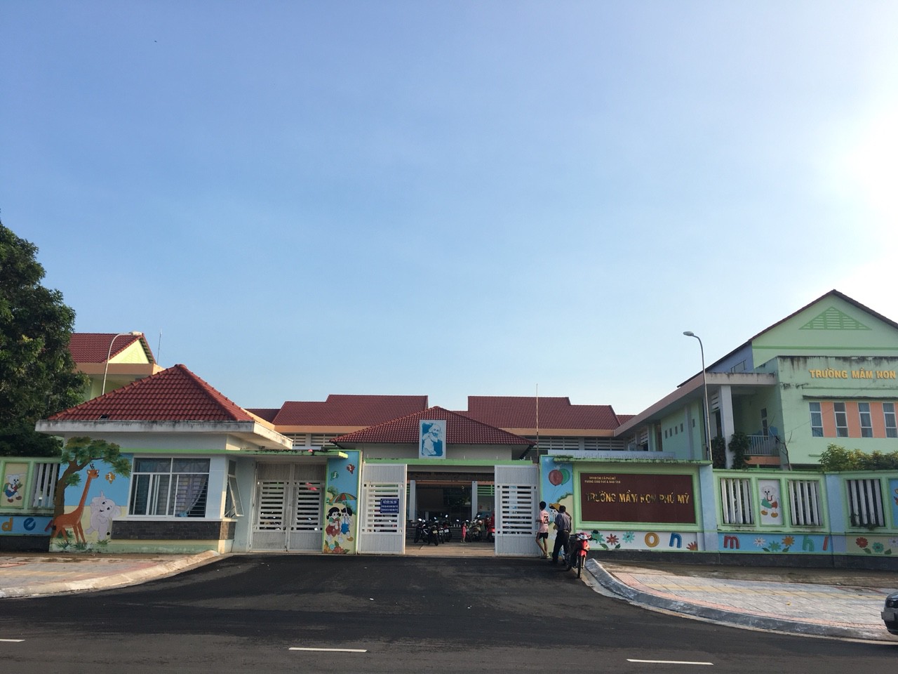 Trường cho trẻ ăn gạo mốc, đầu cá: Hiệu trưởng bị tố một loạt vi phạm - Ảnh 1. Trường cho trẻ ăn gạo mốc, đầu cá: Hiệu trưởng bị tố một loạt vi phạm - Ảnh 1.