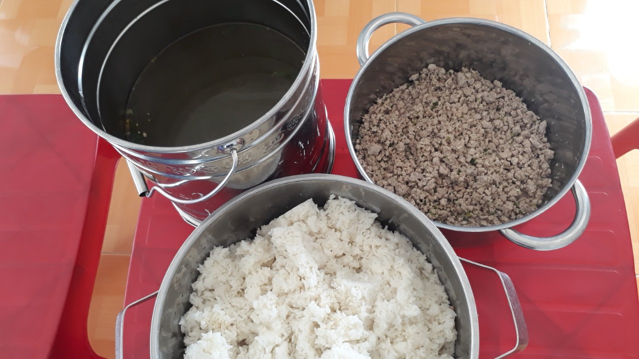 Trường cho trẻ ăn gạo mốc, đầu cá: Hiệu trưởng bị tố hàng loạt vi phạm - Ảnh 2. Trường cho trẻ ăn gạo mốc, đầu cá: Hiệu trưởng bị tố một loạt vi phạm - Ảnh 2.