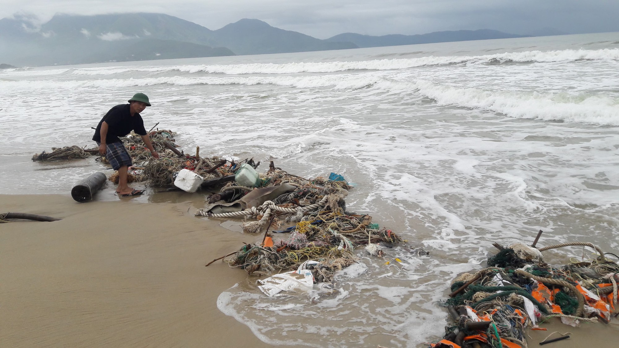 Hàng chục tấn rác bủa vây 9 km bờ biển Đà Nẵng - Ảnh 6.