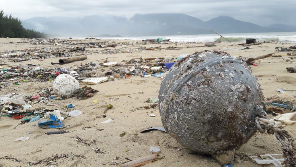 Hàng chục tấn rác bủa vây 9 km bờ biển Đà Nẵng - Ảnh 7.