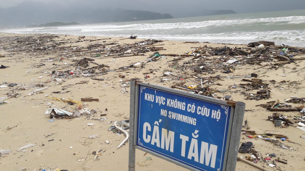 Hàng chục tấn rác bủa vây 9 km bờ biển Đà Nẵng - Ảnh 8.
