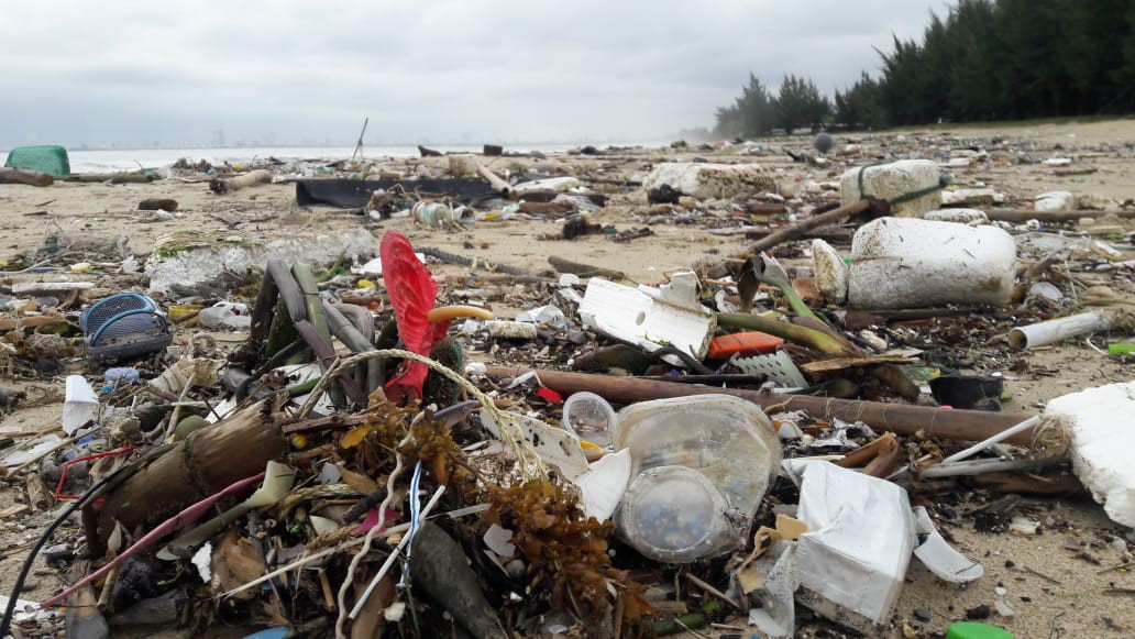 Hàng chục tấn rác bủa vây 9 km bờ biển Đà Nẵng - Ảnh 9.