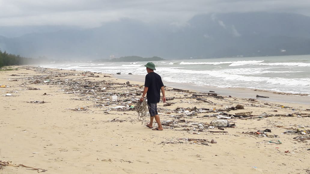Hàng chục tấn rác bủa vây 9 km bờ biển Đà Nẵng - Ảnh 10.