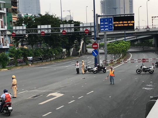 Kẹt xe nghiêm trọng trên đường Nguyễn Hữu Cảnh - Ảnh 1.