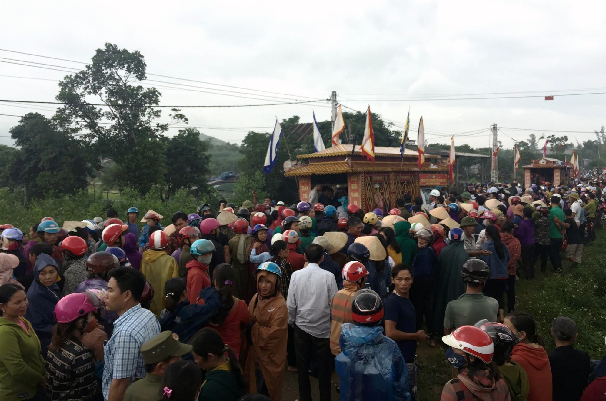 Cơn mưa bất chợt đổ xuống đám tang 4 người một gia đình tử vong - Báo Người lao động