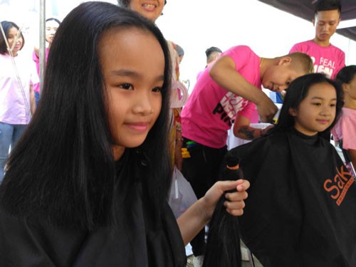 Buổi hiến tóc đầy cảm xúc của học sinh tiểu học để tặng bệnh nhi ung thư