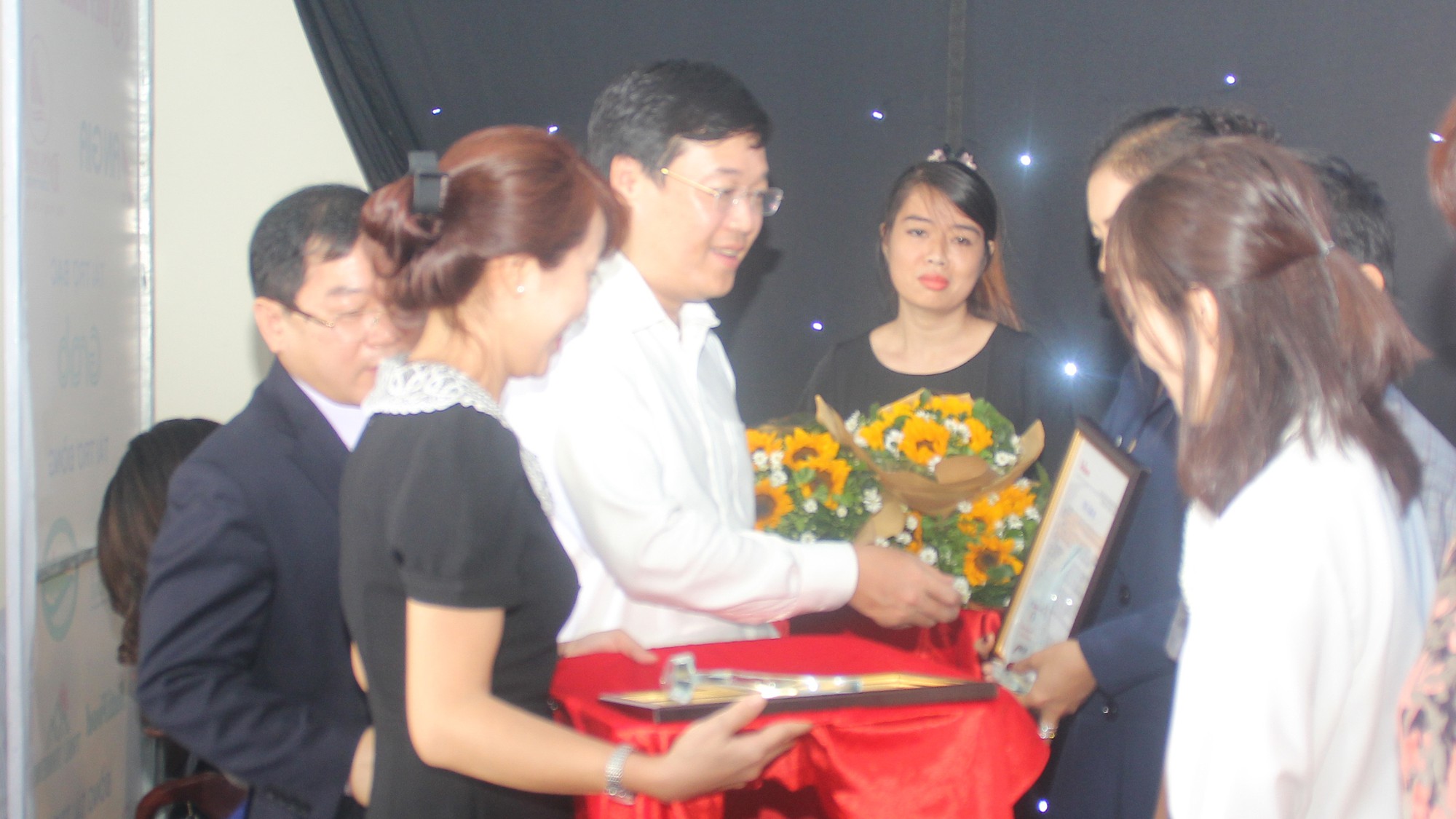 Trao 65 suất học bổng nâng bước thủ khoa - Ảnh 1. Trao 65 suất học bổng nâng bước thủ khoa - Ảnh 1.