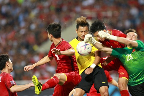 Tuyển Việt Nam đá bại Malaysia: Khi cả đội cùng phòng ngự - Ảnh 1.