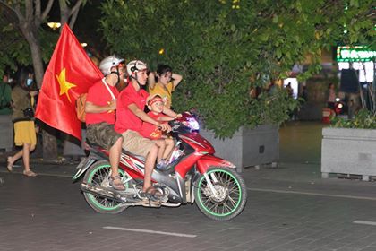Cả nước xuống đường mừng tuyển Việt Nam thắng Malaysia - Ảnh 3.