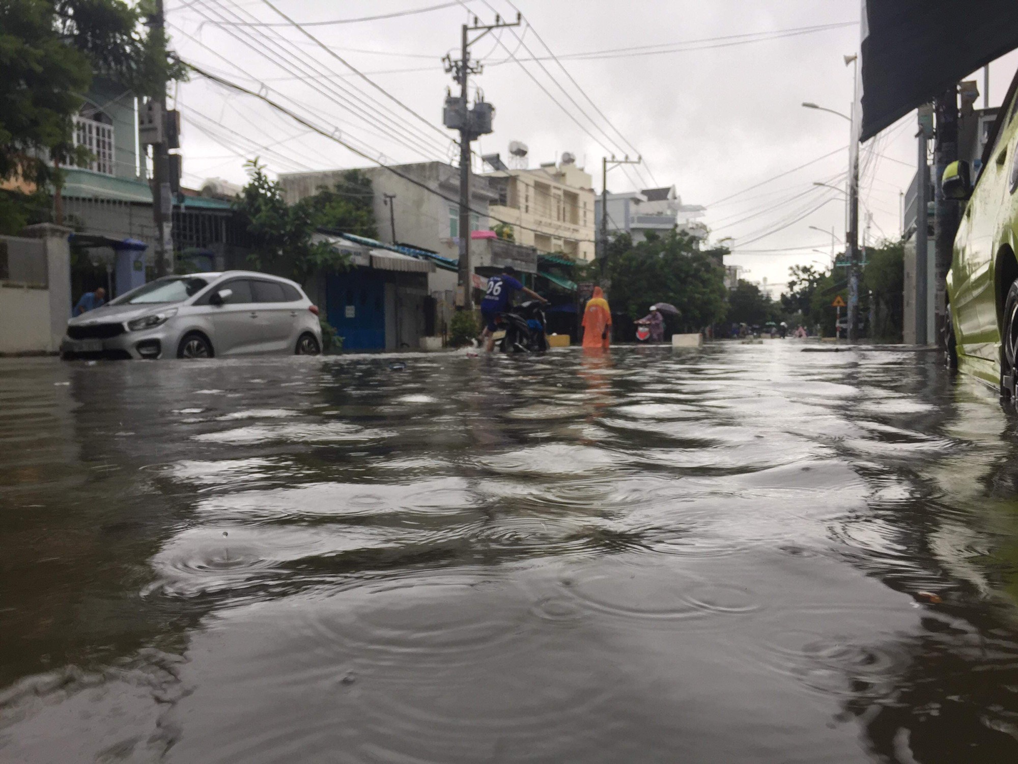 GIAO THÔNG BẮC NAM QUA HUẾ TÊ LIỆT VÌ MƯA LŨ GIAO THÔNG BẮC NAM QUA HUẾ TÊ LIỆT VÌ MƯA LŨ