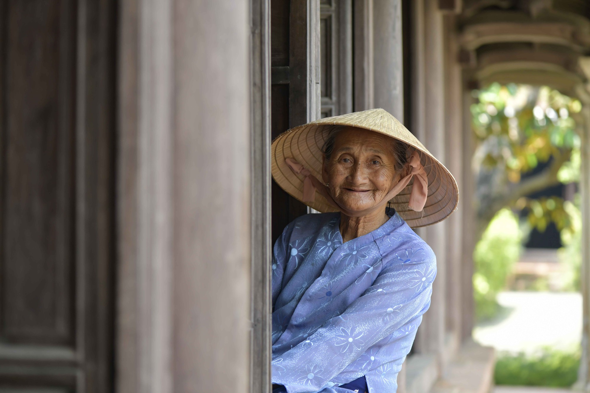 Cụ bà Việt đẹp với nụ cười hiền hòa và ánh mắt tinh khôi, họ là những người phụ nữ duyên dáng và đáng kính trên đất nước Việt Nam.