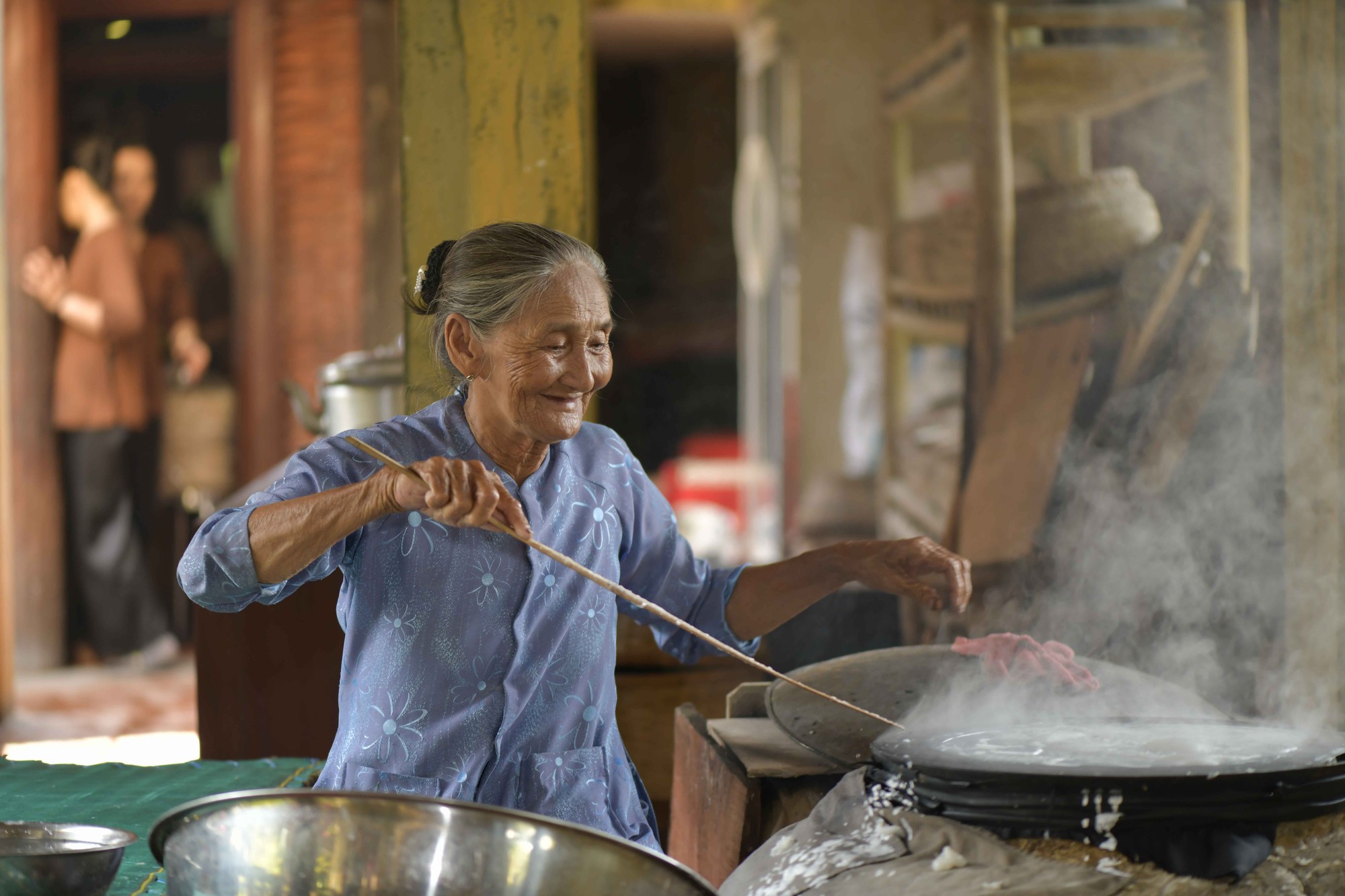 Cụ bà Việt: Những bức hình của cụ bà Việt sẽ làm cho bạn xúc động và ngưỡng mộ tinh thần lạc quan và kiên cường của người già. Họ là một món quà đáng trân trọng cho cả thế giới và chúng ta nên học tập từ họ. Hãy cùng xem các bức hình đáng yêu này để nhận được một lượng năng lượng tích cực.
