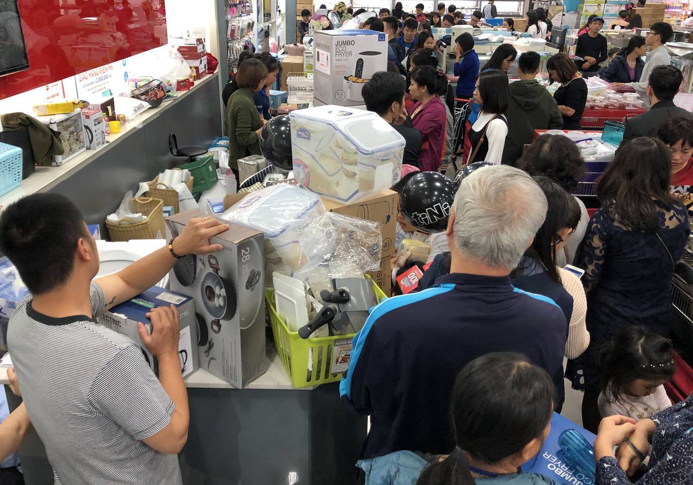 Dân Việt xếp hàng tới đêm săn đồ hiệu giảm giá Black Friday - Ảnh 1.