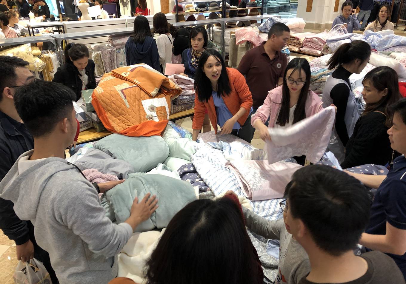 Dân Việt xếp hàng tới đêm săn đồ hiệu giảm giá Black Friday - Ảnh 6.