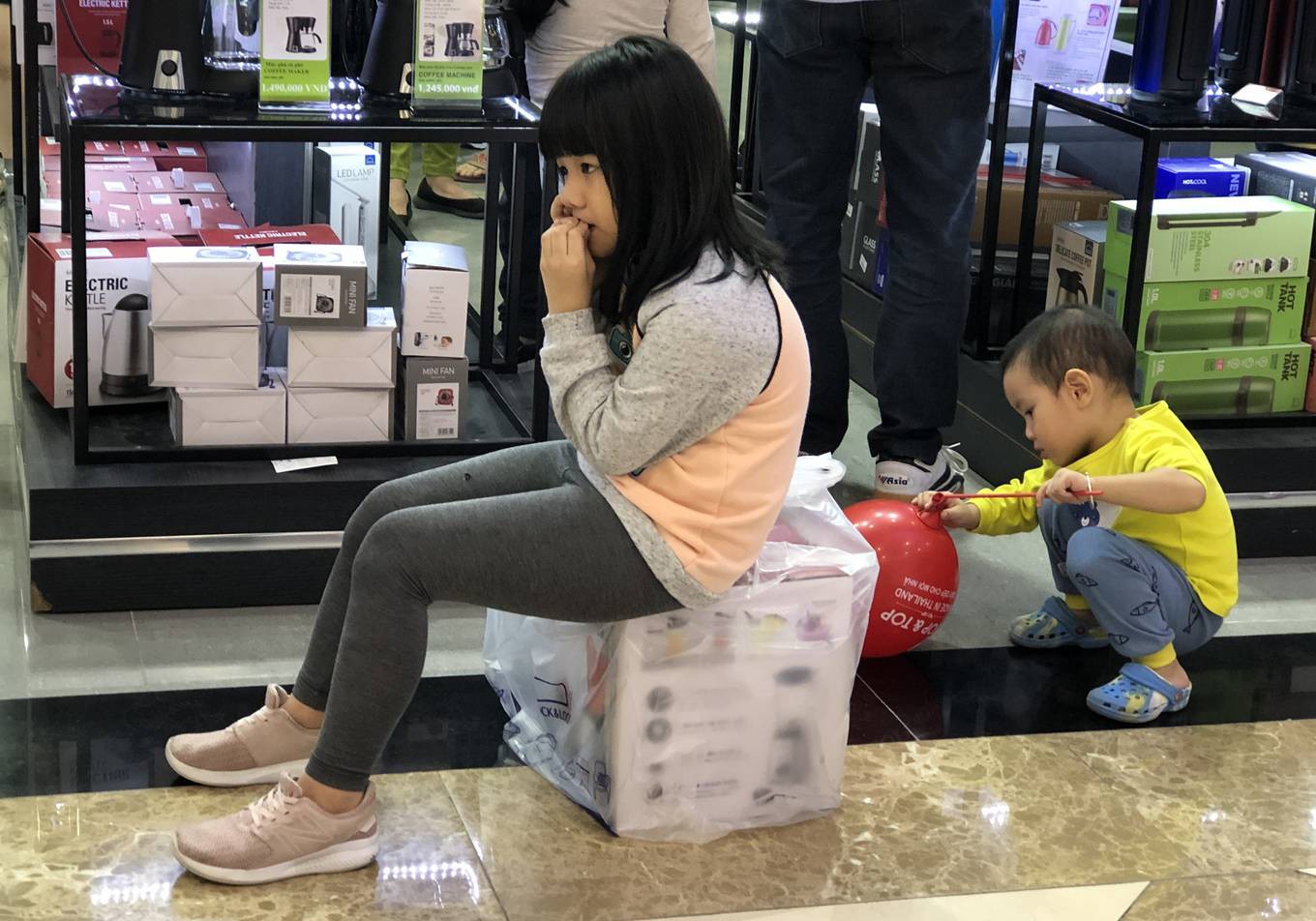 Dân Việt xếp hàng tới đêm săn đồ hiệu giảm giá Black Friday - Ảnh 7.