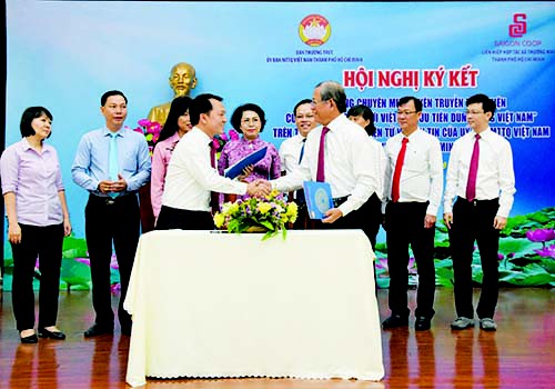 Bắt tay nhau cùng phục vụ Tết