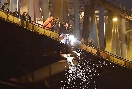Ô tô lao từ cầu Chương Dương xuống sông: Tìm thấy xe Mercedes và 2 nạn nhân bên trong - Ảnh 15.