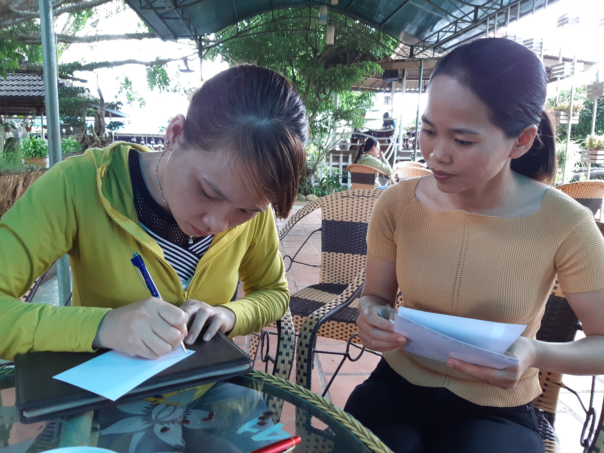 Vụ hơn 550 giáo viên cách chức: Nguyên trưởng phòng nội vụ bị khiển trách - Ảnh 1. Vụ hơn 550 giáo viên cho nghỉ việc: Nguyên trưởng phòng nội vụ bị khiển trách - Ảnh 1.