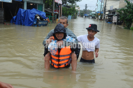Quảng Nam lại mưa to, bộ đội giúp dân đi lánh nạn - Ảnh 1.