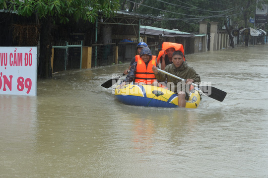 Quảng Nam lại mưa to, bộ đội giúp dân đi lánh nạn - Ảnh 10.