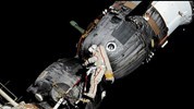 Phi hành gia Nga đi bộ trong không gian tìm hiểu vết nứt trên tàu Soyuz