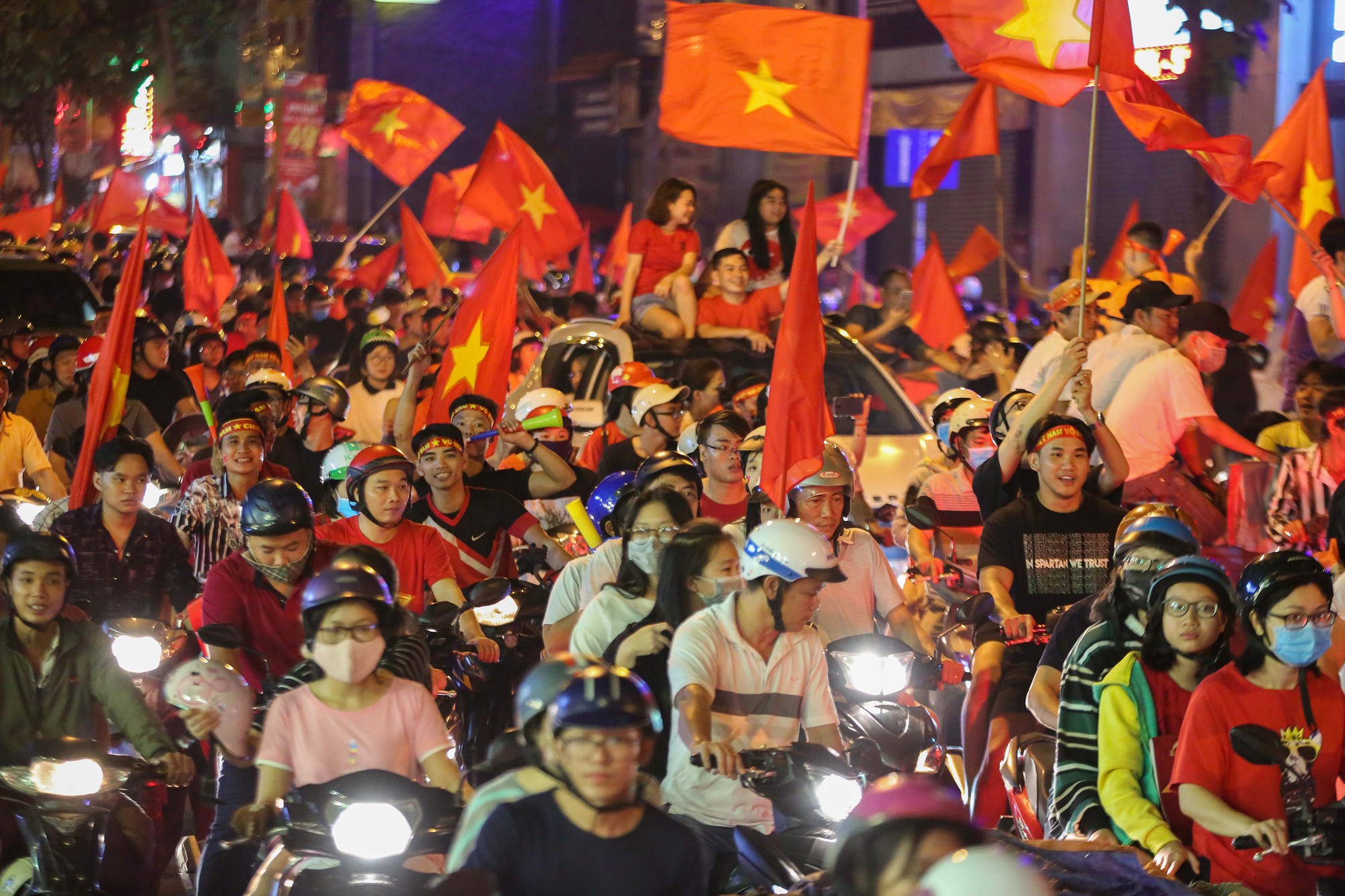 TP HCM: Thành phố Hồ Chí Minh - một trung tâm kinh tế và văn hóa đa dạng của Việt Nam. TP HCM là nơi giao thoa giữa các nền văn hóa, kiến trúc hiện đại và cổ kính. Thưởng thức những hình ảnh đẹp về TP HCM để cảm nhận sức sống và năng động của một thành phố lớn đầy tiềm năng.