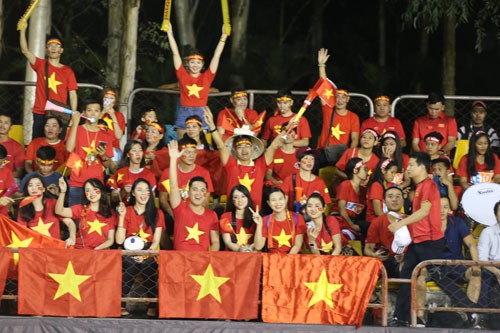 Hát vì đội tuyển: Đội tuyển quốc gia ngày càng mạnh mẽ và tài năng hơn, và cả nước đang đứng chung một trái tim để cổ vũ cho họ. Hãy cùng nhau hát lên cho đội tuyển quốc gia, bằng cách đón xem hình ảnh của những khoảnh khắc khó quên trong lịch sử bóng đá Việt Nam.