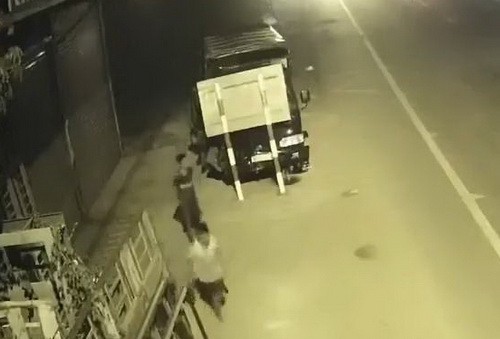 Hai thiếu niên trộm xe tải chạy hàng chục cây số rồi… đâm vào cột đèn - Ảnh 1.