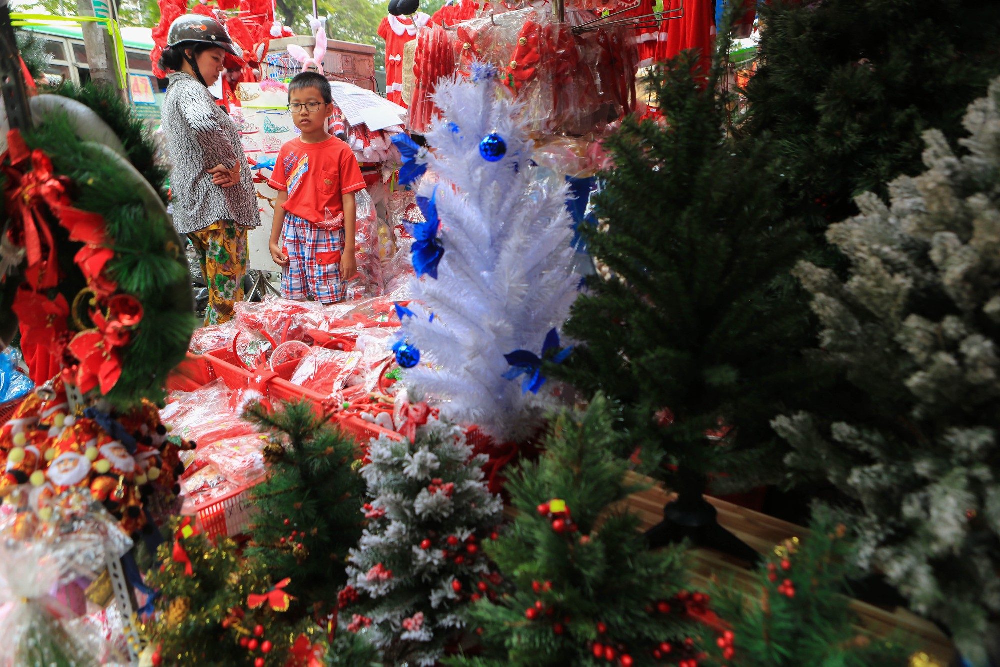 Người dân TP HCM tất bật mua đồ chuẩn bị Giáng sinh - Ảnh 5.