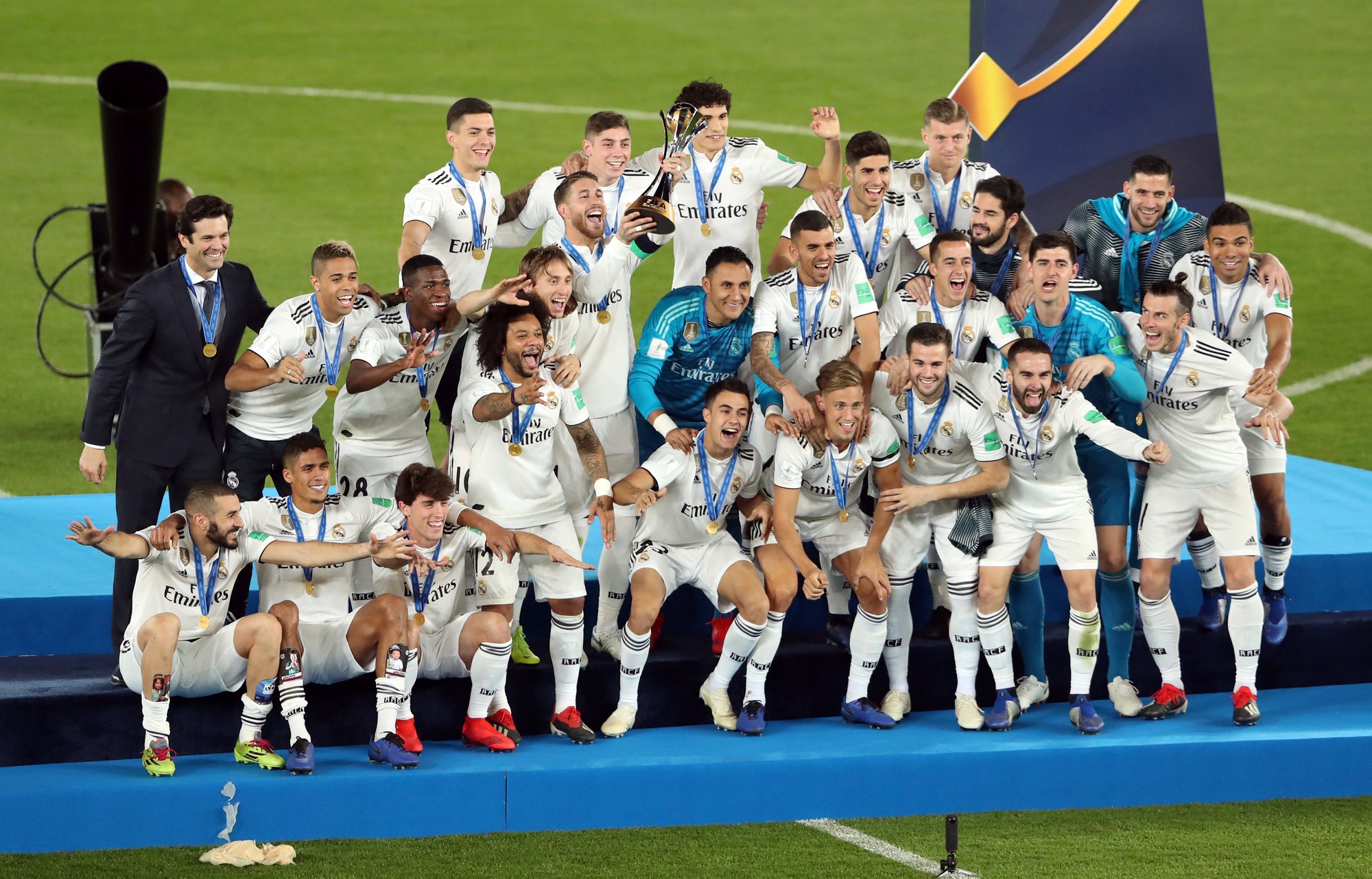 Real Madrid, đè bẹp, chủ nhà, hat-trick, World Cup: Hãy xem những hình ảnh đầy cảm hứng về chiến thắng ấn tượng của Real Madrid trước chủ nhà trong trận đấu tại World Cup. Với hat-trick từ Cristiano Ronaldo, đội bóng đã đè bẹp đối thủ và giành chiến thắng duyên dáng.