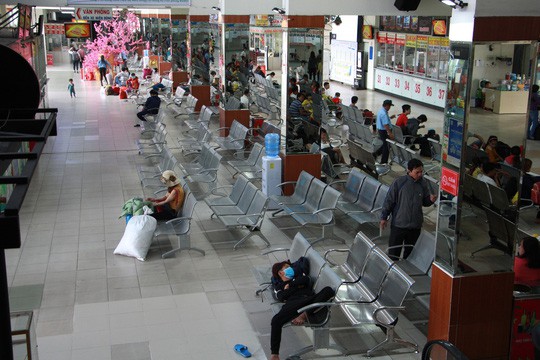 30 tháng chạp: Bến xe vắng hoe, sân bay Tân Sơn Nhất vẫn đông nghẹt - Ảnh 1.