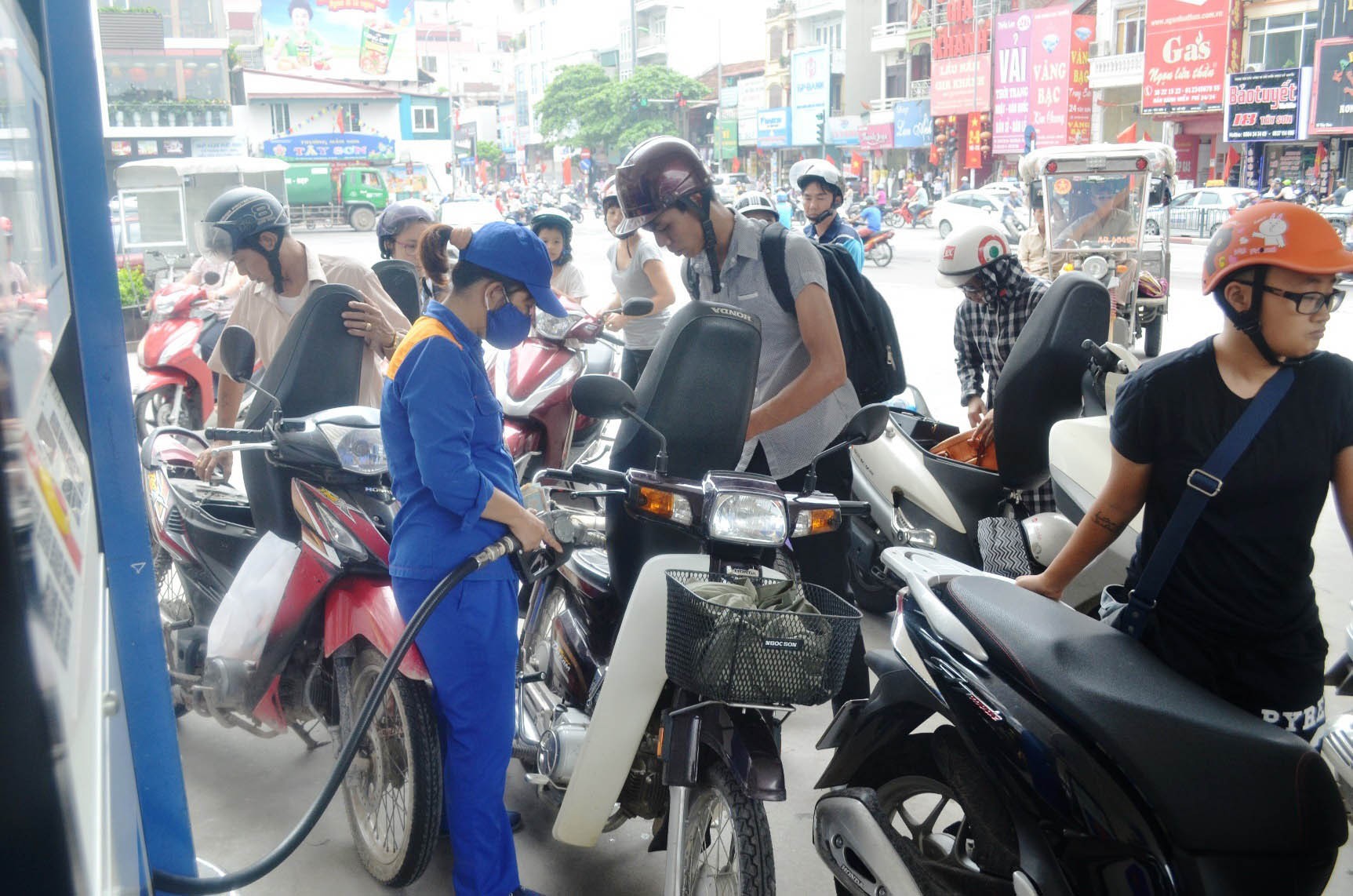 Lại bắt xăng cõng thuế môi trường - Ảnh 1.