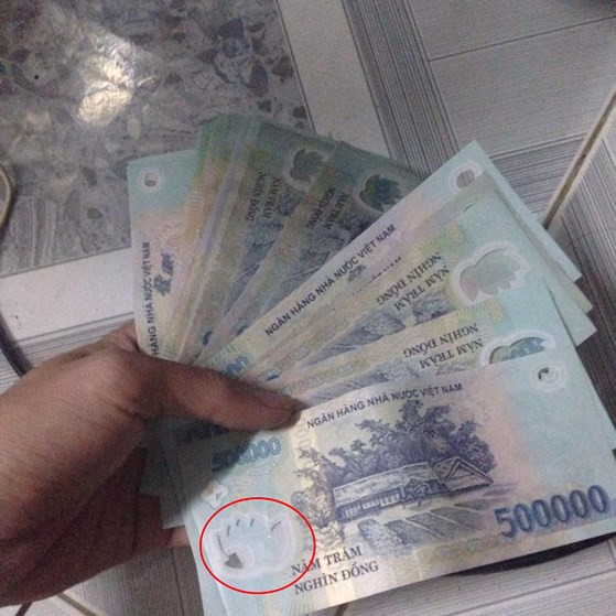 Tiền giả: Check out this image to learn how to spot counterfeit money and avoid being scammed. Discover the methods used by counterfeiters and protect yourself and your business from financial fraud.