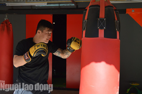 Nam vương boxing Việt sẵn sàng đấu võ sư Flores - Ảnh 1.