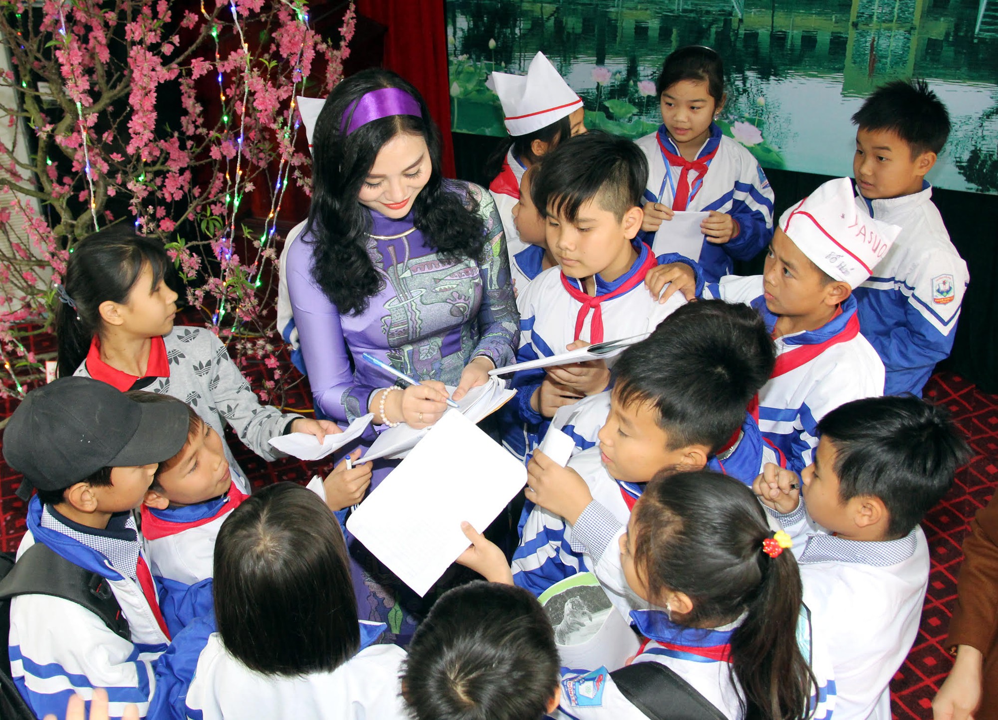 Hoa Hậu Trần Huyền Nhung tặng quà cho học sinh nghèo