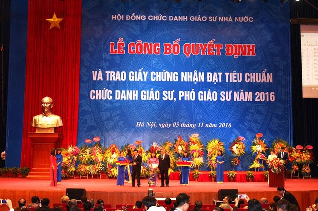 Nhiều quan chức không còn tên trong danh sách GS, PGS được thú nhận - Ảnh 1. Nhiều quan chức không còn tên trong danh sách GS, PGS được công nhận - Ảnh 1.