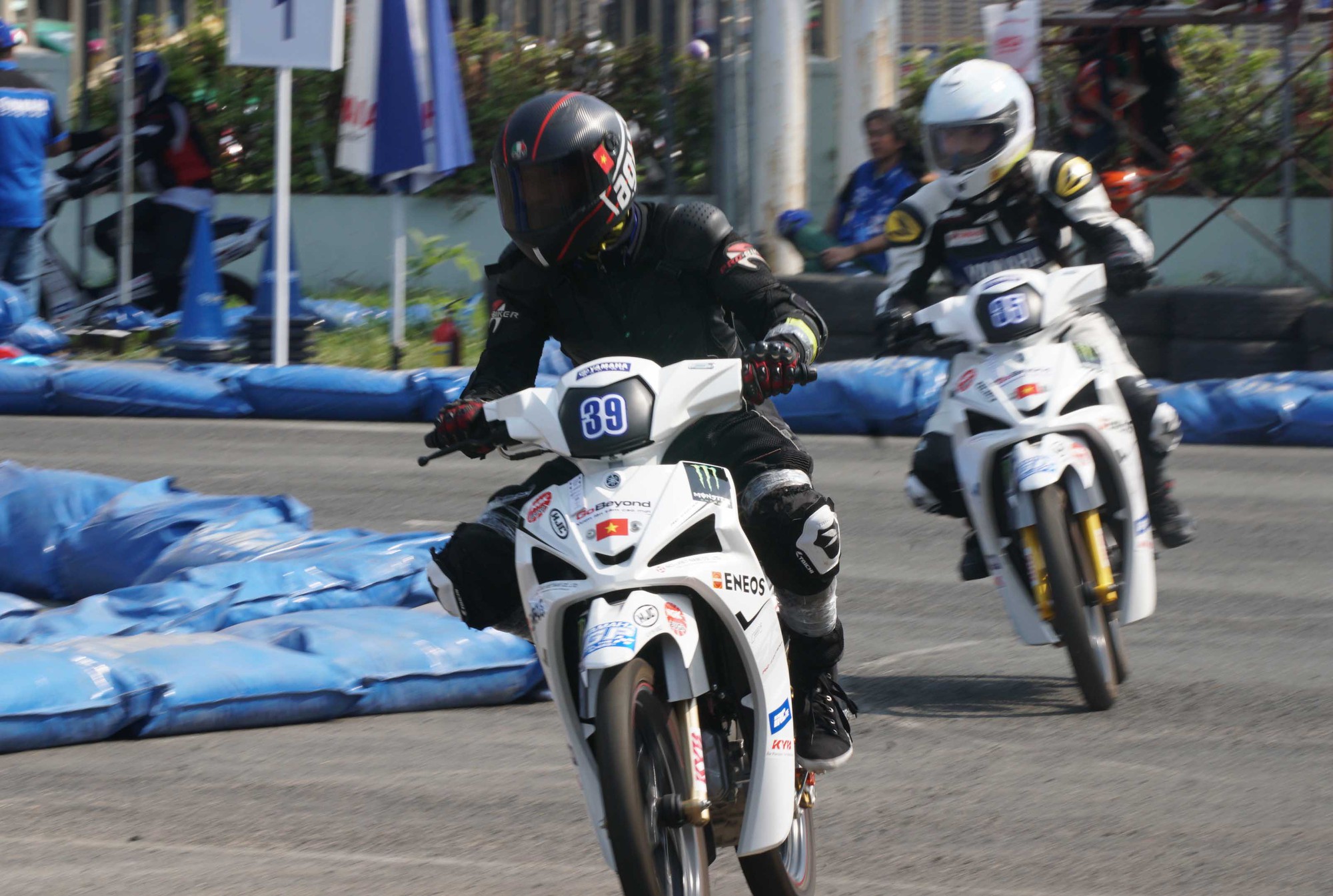 Bỏng mắt với các tay đua GP đầu xuân - Ảnh 7.