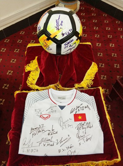 Áo đấu, quả bóng U23 Việt Nam tặng Thủ tướng có giá khởi điểm 2 tỉ đồng - Ảnh 3.