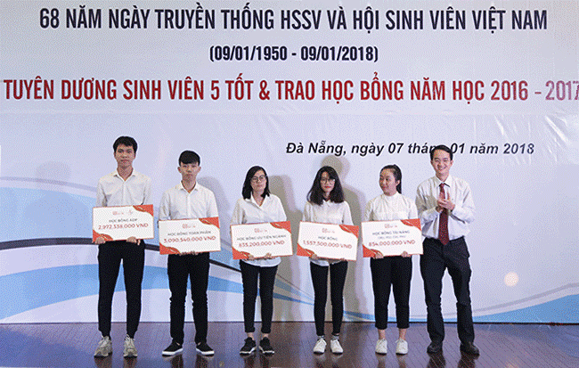Duy Tân trao Học bổng, Phát thưởng lên tới hơn 11 tỉ trong Lễ Kỷ niệm 68 năm Ngày Học sinh Sinh viên Việt Nam - 2018 Uuuuu-15181731078311649326229