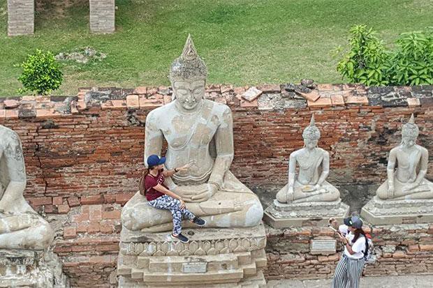 Nữ du khách bị “ném đá” vì ngồi vào lòng tượng Phật - Báo Người ...