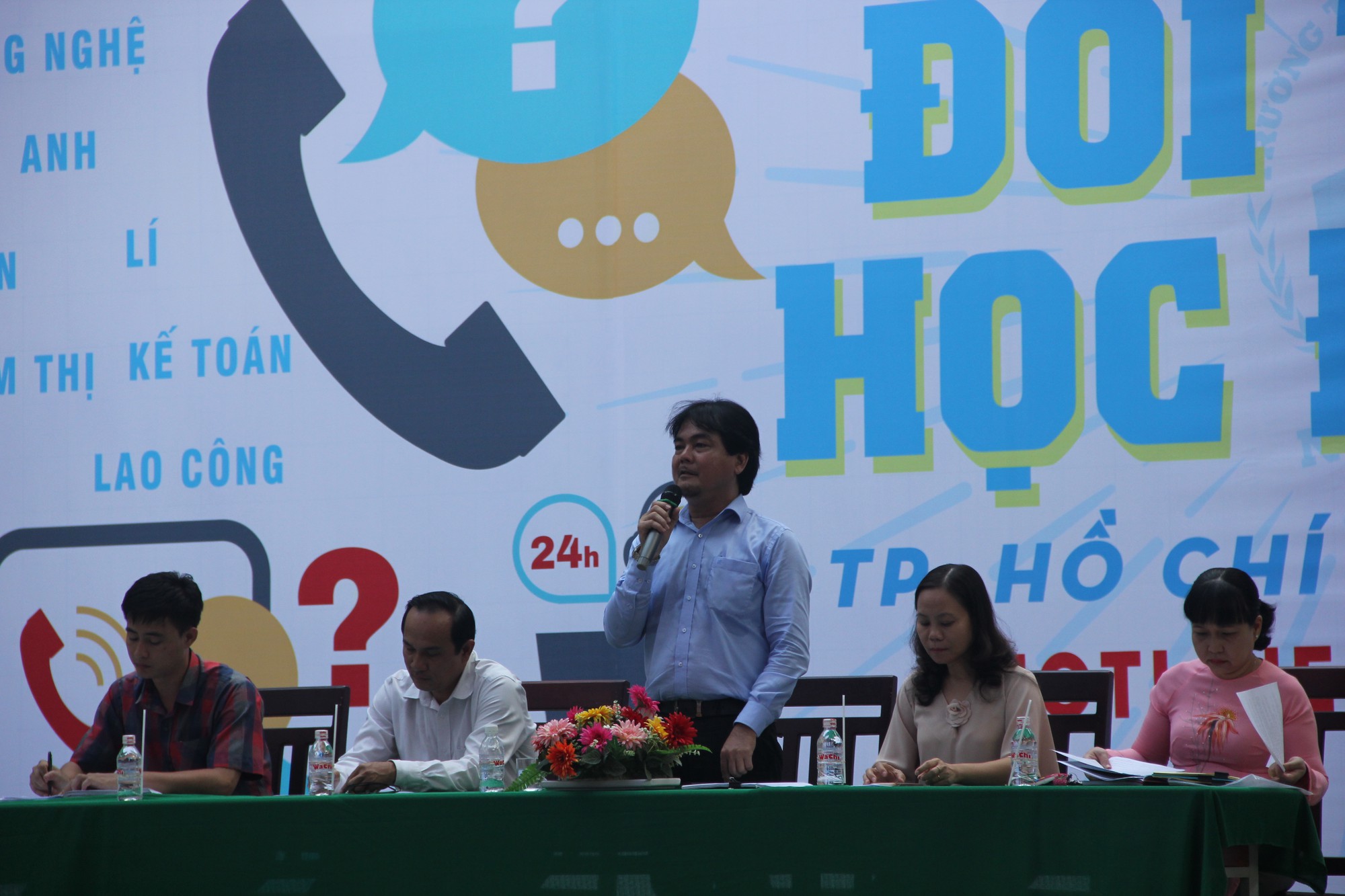 500 cha mẹ chất vấn... hiệu trưởng - Ảnh 1. 500 cha mẹ chất vấn... hiệu trưởng - Ảnh 1.