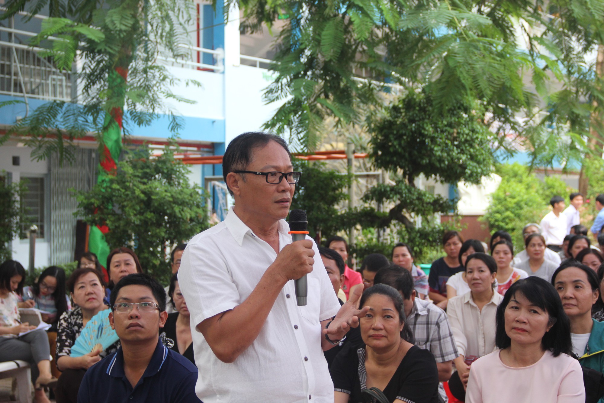 500 bố mẹ chất vấn... hiệu trưởng - Ảnh 2. 500 cha mẹ chất vấn... hiệu trưởng - Ảnh 2.